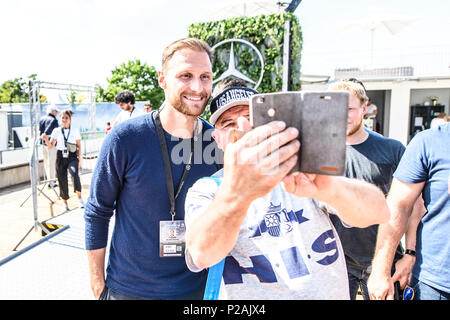 Stoccarda, Deutschland. 14 Giugno, 2018. National team player Benedikt Hoewedes dà Selfies con ventole. GES/tennis/ATP: MercedesCup, 14.06.2018 tennis ATP: MercedesCup di Stoccarda, giugno 14, 2018 - | Utilizzo di credito in tutto il mondo: dpa/Alamy Live News Foto Stock