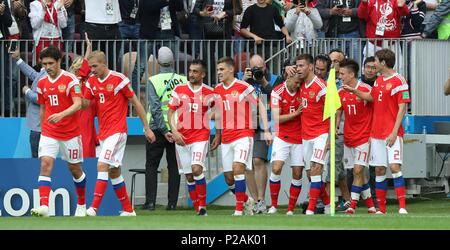 Mosca, Russland. 14 giugno 2018. firo: 14.06.2018, Mosca, football, calcio, squadra nazionale, coppa del mondo 2018 in Russia, la Russia, la coppa del mondo di calcio 2018 in Russia, la Russia, la Coppa del Mondo di calcio 2018 in Russia, la Russia, la partita di apertura, M01, Russia - Arabia Saudita, giubilo la Russia a 2: 0 | Utilizzo di credito in tutto il mondo: dpa/Alamy Live News Foto Stock