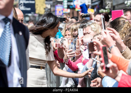 Chester, Regno Unito. Xiv Jun, 2018. 14 Giugno 2018 - S.A.R. la Duchessa di Sussex, Meghan Markle, sorride e saluta la folla a Chester, e riceve mazzi di fiori da i ragazzi della scuola media locale prima di scoprimento di una lapide di fronte a migliaia di membri del pubblico fuori Chester Town Hall. Questo è il primo impegno congiunto tra la Regina e Meghan solo e cade in un anno anniversario della Grenfell fire tragedia. La regina indossava verde per Grenfell, mentre Meghan indossava un abito di Givenchy e portato un sacco di Givenchy. Credito: Benjamin Wareing/Alamy Live News Foto Stock