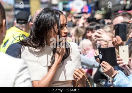 Chester, Regno Unito. Xiv Jun, 2018. 14 Giugno 2018 - S.A.R. la Duchessa di Sussex, Meghan Markle, sorride e saluta i membri del pubblico, compresi i ragazzi della scuola media locale, prima di scoprimento di una lapide di fronte a migliaia di membri del pubblico. Questo è il primo impegno congiunto tra la Regina e Meghan solo e cade in un anno anniversario della Grenfell fire tragedia. La regina indossava verde per Grenfell, mentre Meghan indossava un abito di Givenchy e portato un sacco di Givenchy. Il vento notevolmente disturbato Meghan i capelli, causando la sua ripetutamente a regolarla. Credito: Benjamin Wareing/Alamy Live News Foto Stock