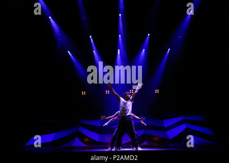 Come parte di Birmingham International Dance Festival, ISH collettivo di danza provenienti dai Paesi Bassi provano i loro elementi di Freestyle, che mescola breakdance, skateboard, pattinaggio in linea free-running, BMX e anche freestyle basket davanti a loro le prestazioni al Hippodrome Theatre. Peter Lopeman/Alamy Live News Foto Stock