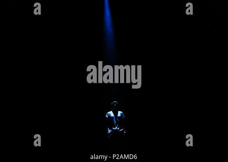 Come parte di Birmingham International Dance Festival, ISH collettivo di danza provenienti dai Paesi Bassi provano i loro elementi di Freestyle, che mescola breakdance, skateboard, pattinaggio in linea free-running, BMX e anche freestyle basket davanti a loro le prestazioni al Hippodrome Theatre. Peter Lopeman/Alamy Live News Foto Stock