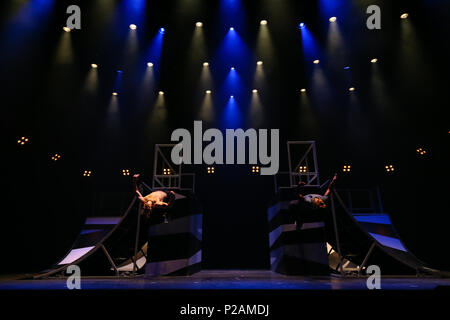 Come parte di Birmingham International Dance Festival, ISH collettivo di danza provenienti dai Paesi Bassi provano i loro elementi di Freestyle, che mescola breakdance, skateboard, pattinaggio in linea free-running, BMX e anche freestyle basket davanti a loro le prestazioni al Hippodrome Theatre. Peter Lopeman/Alamy Live News Foto Stock