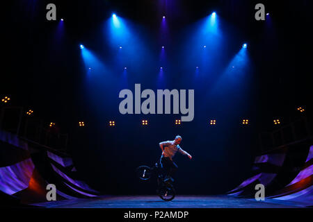 Come parte di Birmingham International Dance Festival, ISH collettivo di danza provenienti dai Paesi Bassi provano i loro elementi di Freestyle, che mescola breakdance, skateboard, pattinaggio in linea free-running, BMX e anche freestyle basket davanti a loro le prestazioni al Hippodrome Theatre. Peter Lopeman/Alamy Live News Foto Stock