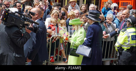 Chester, Regno Unito. Xiv Jun, 2018. Queen Elizabeth e Meghan Markle, duchessa di Sussex, è andato su un aborigeno a Chester il 14 giugno 2018. Credito: Pak Hung Chan/Alamy Live News Foto Stock