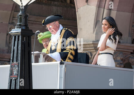 Chester, Regno Unito. Xiv Jun, 2018. 14 Giugno 2018 - HM della Regina e DI SUA ALTEZZA REALE IL PRINCIPE DI GALLES la Duchessa di Sussex, Meghan Markle, stand su una piattaforma al di fuori di Chester Town Hall dopo scoprimento di una lapide di fronte a migliaia di membri del pubblico. Questo è il primo impegno congiunto tra la Regina e Meghan solo e cade in un anno anniversario della Grenfell fire tragedia. La regina indossava verde per Grenfell, mentre Meghan indossava un abito di Givenchy e portato un sacco di Givenchy. Credito: Benjamin Wareing/Alamy Live News Foto Stock