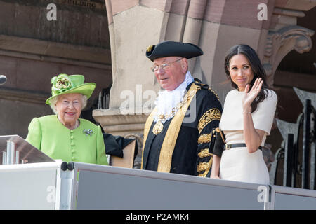 Chester, Regno Unito. Xiv Jun, 2018. 14 Giugno 2018 - HM della Regina e DI SUA ALTEZZA REALE IL PRINCIPE DI GALLES la Duchessa di Sussex, Meghan Markle, stand su una piattaforma al di fuori di Chester Town Hall dopo scoprimento di una lapide di fronte a migliaia di membri del pubblico. Questo è il primo impegno congiunto tra la Regina e Meghan solo e cade in un anno anniversario della Grenfell fire tragedia. La regina indossava verde per Grenfell, mentre Meghan indossava un abito di Givenchy e portato un sacco di Givenchy. Credito: Benjamin Wareing/Alamy Live News Foto Stock