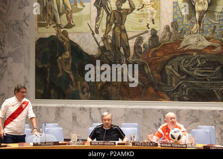 Onu, New York, Stati Uniti d'America. 14 Giugno, 2018. Nazioni Unite Sec Gen Antonio Guterres e di Consiglio di Sicurezza delle Nazioni Unite ambasciatori indossato maglie il primo giorno della Coppa del Mondo 2018. Foto: Matthew Russell Lee / città interna premere Credito: Matthew Russell Lee/Alamy Live News Foto Stock