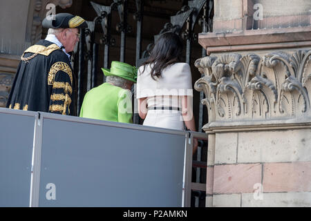 Chester, Regno Unito. Xiv Jun, 2018. 14 Giugno 2018 - HM della Regina e DI SUA ALTEZZA REALE IL PRINCIPE DI GALLES la Duchessa di Sussex, Meghan Markle, testa in Chester Town Hall dopo scoprimento di una lapide di fronte a migliaia di membri del pubblico. Questo è il primo impegno congiunto tra la Regina e Meghan solo e cade in un anno anniversario della Grenfell fire tragedia. La regina indossava verde per Grenfell, mentre Meghan indossava un abito di Givenchy e portato un sacco di Givenchy. Credito: Benjamin Wareing/Alamy Live News Foto Stock