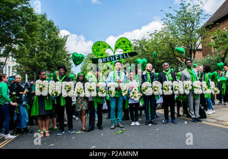 Amici e familiari a piedi verso Grenfell Tower, per contrassegnare il un anno di anniversario del fuoco, Londra, Inghilterra, Regno Unito, 14 giugno 2018 Foto Stock