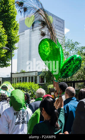 Amici e familiari a piedi verso Grenfell Tower, per contrassegnare il un anno di anniversario del fuoco, Londra, Inghilterra, Regno Unito, 14 giugno 2018 Foto Stock