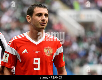 Mosca, Russia - 14 giugno 2018. Centrocampista russo Alan Dzagoev momenti dopo che ha subito un infortunio nella partita di apertura della Coppa del Mondo FIFA 2018 Russia vs Arabia Saudita. Credito: Alizada Studios/Alamy Live News Foto Stock