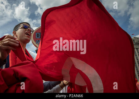 Mosca, Russia. 14 Giugno 2018. Tifosi tunisini in piazza Manege a Mosca nel giorno dell'apertura della Coppa del mondo FIFA 2018 in Russia Credit: Nikolay Vinokurov/Alamy Live News Foto Stock