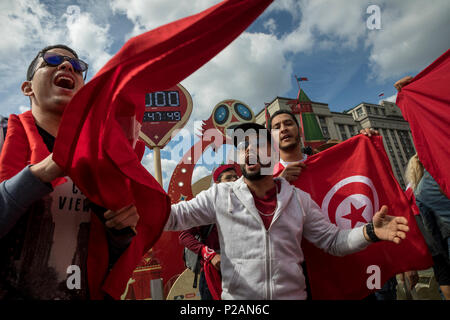 Mosca, Russia. 14 Giugno 2018. Tifosi tunisini in piazza Manege a Mosca nel giorno dell'apertura della Coppa del mondo FIFA 2018 in Russia Credit: Nikolay Vinokurov/Alamy Live News Foto Stock