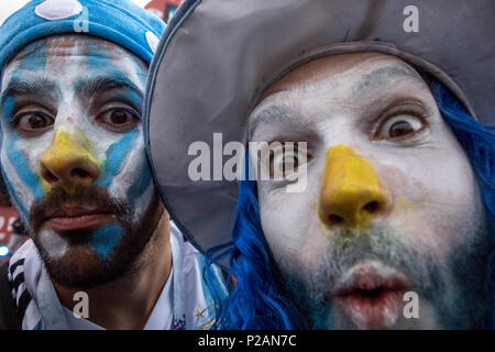 Mosca, Russia. 14 Giugno, 2018. Ventole argentino sulla centrale le strade di Mosca durante il giorno di apertura 2018 FIFA World Cup in Russia Credito: Nikolay Vinokurov/Alamy Live News Foto Stock