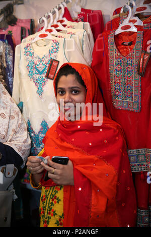 Manchester, Regno Unito. 14 giugno 2018. Musulmani festeggia Chaand Raat, che tradotto significa letteralmente la Notte della luna. Il festival segna la fine del mese di Ramadan e la notte prima di Eid. Mercato Longsight, Manchester, 14 giugno 2018 (C)Barbara Cook/Alamy Live News Foto Stock