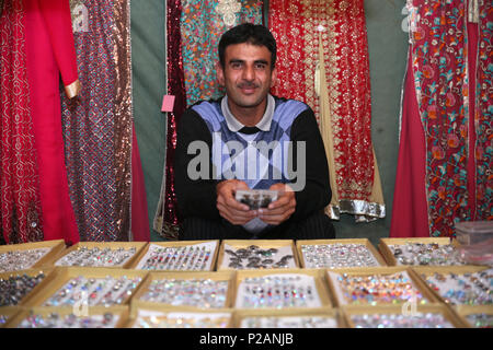 Manchester, Regno Unito. 14 giugno 2018. Musulmani festeggia Chaand Raat, che tradotto significa letteralmente la Notte della luna. Il festival segna la fine del mese di Ramadan e la notte prima di Eid. Mercato Longsight, Manchester, 14 giugno 2018 (C)Barbara Cook/Alamy Live News Foto Stock