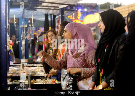 Manchester, Regno Unito. 14 giugno 2018. Musulmani festeggia Chaand Raat, che tradotto significa letteralmente la Notte della luna. Il festival segna la fine del mese di Ramadan e la notte prima di Eid. Mercato Longsight, Manchester, 14 giugno 2018 (C)Barbara Cook/Alamy Live News Foto Stock