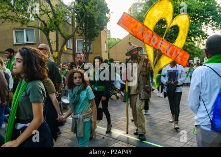 Londra, Regno Unito. 14 giugno 2018. Notting Hill comunità organizzatore Niles chicchi di grandine porta un cuore giallo con il messaggio 'Phoenix' sul conferimento a piedi dal vicino alla Torre Grenfell ricordando le vittime del disastro nel primo anniversario del disastroso incendio che ha ucciso 72 e lasciato superstiti traumatizzati. Molte di quelle rese senzatetto dal fuoco sono ancora in un alloggio temporaneo di un anno più tardi, nonostante le promesse mde di Theresa Maggio e a Kensington & Chelsea consiglio che molti caddero hanno fallito la comunità locale sia prima e dopo l'incendio. Dicono che se fossero stati ascoltati e rispettati Gr Foto Stock