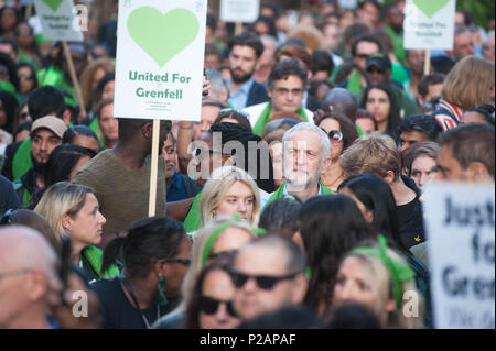 Londra, Inghilterra. 14 giugno 2018. Il leader del partito laburista, Jeremy Corbyn durante il silenzio a piedi è tenuto in occasione del primo anniversario della torre Grenfell fire, che è costato la vita di 72 persone. ©Michael Tubi/Alamy Live News Foto Stock