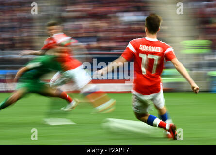 Luzhniki Stadium, Mosca, Russia. 14 Giugno, 2018. Coppa del Mondo FIFA Football 2018, gruppo A, Russia contro l'Arabia Saudita; Aleksandr Golovin della Russia attraversa la scatola in una fotocamera blurr credito immagine: Azione Plus sport/Alamy Live News Foto Stock