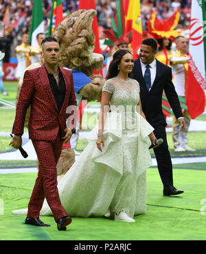 Mosca, Russia. 14 Giugno, 2018. Soccer; FIFA World Cup, primo round, gruppo A, prima giornata, Russia vs. Arabia Saudita al Luzhniki Stadium: british pop star Robbie Williams, opera russo cantante Aida Garifullina e ex calcio brasiliano Ronaldo a stella. Foto: Federico Gambarini/dpa Credito: dpa picture alliance/Alamy Live News Foto Stock