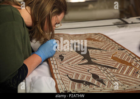 A Canberra, Australia. Il 3 maggio, 2018. Un lavoratore di conservazione le riparazioni una corteccia di pittura, che saranno spediti in Cina per la mostra, presso il Museo Nazionale dell'Australia a Canberra, Australia, il 3 maggio 2018. Un 'Old Masters' mostra d'arte del Museo Nazionale di Australia con oltre 100 dipinti di corteccia sarà in tournée in Cina il mese prossimo. Lo storico viaggio in Cina segna la prima volta che la maggior parte di queste opere hanno lasciato il paese. Credito: Xu Haijing/Xinhua/Alamy Live News Foto Stock