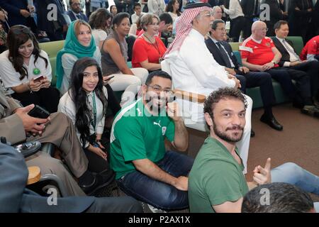 Nazioni Unite, New York, Stati Uniti d'America, 14 Giugno 2018 - Arabia Saudita Ambasciatore Abdallah Y. al-Mouallimi lungo con Vassily Nebenzia, Rappresentante permanente della Federazione Russa presso le Nazioni Unite e Presidente del Consiglio di sicurezza per il mese di giugno nel corso di una celebrazione ambasciatori dell apertura di questo anni FIFA World Cup oggi presso la sede delle Nazioni Unite a New York City. Foto: Luiz Rampelotto/EuropaNewswire | Utilizzo di tutto il mondo Foto Stock