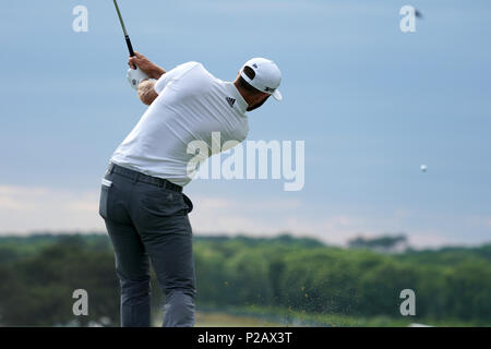 Southampton, New York, Stati Uniti d'America. 14 Giugno, 2018. Dustin Johnson di Stati Uniti d'America durante il primo round del 118a U.S. Campionato Open a Shinnecock Hills Golf Club di Southampton, New York, Stati Uniti, il 14 giugno 2018. Credito: Koji Aoki AFLO/sport/Alamy Live News Foto Stock