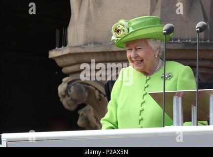 Sua Maestà la Regina Elisabetta II sorrisi come lei e Meghan Markle, duchessa di Sussex, visitato Chester sul loro primo impegno pubblico insieme. Chester, Cheshire, il 14 giugno 2018. Credito: Paolo Marriott/Alamy Live News Foto Stock