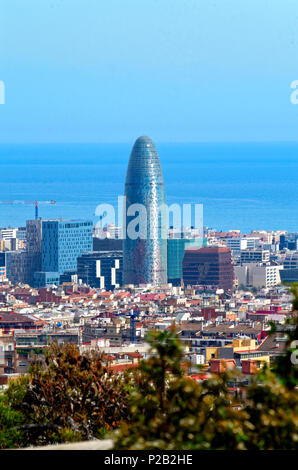 Barcellona, Spagna - 30 Marzo 2015: Torre glorie (nome iniziale Torre Agbar, fino al 2017). Questo moderno grattacielo è stato progettato da Jean Nouvel, un francese di un Foto Stock