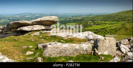 Regno Unito, Cornwall, Bodmin Moor, tirapiedi, naturali formazioni di granito sopra il Cheesewring Quarry, panoramica Foto Stock