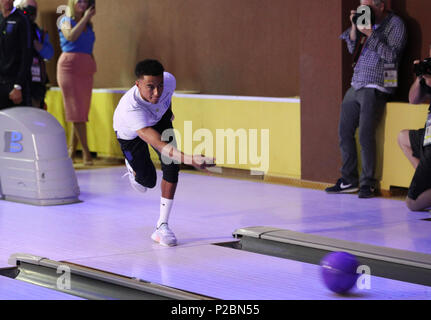 L'Inghilterra del Jesse Lingard bocce durante attività di supporto a Repino Cronwell Park, Repino. Foto Stock