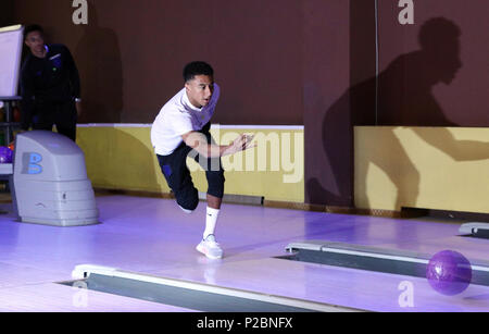 L'Inghilterra del Jesse Lingard bocce durante attività di supporto a Repino Cronwell Park, Repino. Foto Stock