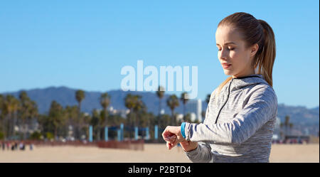 Donna con fitness training tracker all'aperto Foto Stock