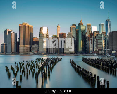 Una lunga esposizione del World Trade Center, skyline di Manhattan e Brooklyn vecchio molo da tutta l'East River a Brooklyn, New York, Stati Uniti d'America Foto Stock