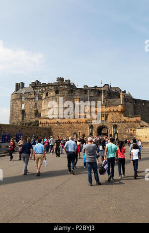 I visitatori di entrare al Castello di Edimburgo,in una giornata di sole in giugno; Edimburgo Città Vecchia, Scotland Regno Unito Foto Stock