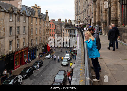 Persone su Victoria terrazza guardando verso Ovest di prua e di Edimburgo Centro storico Patrimonio mondiale dell UNESCO, Edimburgo, Scozia UK Foto Stock