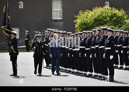 Il Principe di Galles ispeziona un guardia d'onore durante una visita a Cork Base Navale come parte del suo tour della Repubblica di Irlanda. Foto Stock