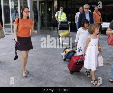 Woody Allen, Soon-Yi e le sue figlie Bechet e manze Tio arrivando a Barcellona per le riprese del film "Vicky Cristina Barcelona". Foto Stock