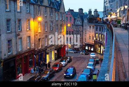 A ovest di prua e Victoria Terrace di notte, Edimburgo Città Vecchia, Edimburgo Scozia UK Foto Stock
