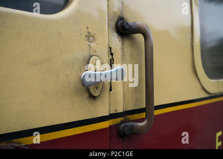 La maniglia dello sportello e la mano-tenere premuto su un vecchio treno a vapore. Foto Stock