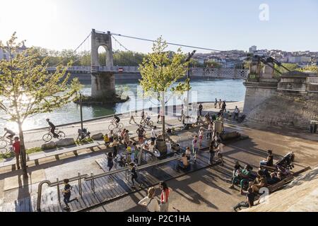 Francia, Rhone, Lione, storico sito elencato come patrimonio mondiale dall'UNESCO, la passerella del Collegio sul Rodano, quay Sarrail generale con una vista della Croix Rousse Foto Stock