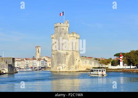 Francia, della Charente-Maritime, La Rochelle, Saint Nicolas tower(tour Saint-Nicolas) all'ingresso del Porto Vecchio e il St Sauveur chiesa all'indietro Foto Stock