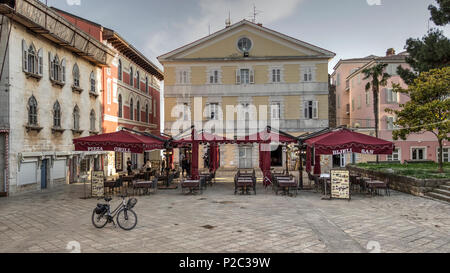 Parenzo in Istria, Croazia, Aprile 2018 - vuota una terrazza ristorante situato in una delle piazze della città Foto Stock