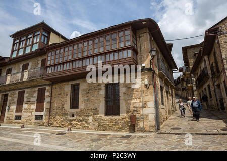 Puebla de Sanabria, Spagna - 30 Maggio 2018: vecchie case di Puebla de Sanabria, Castilla y Leon, Spagna Foto Stock