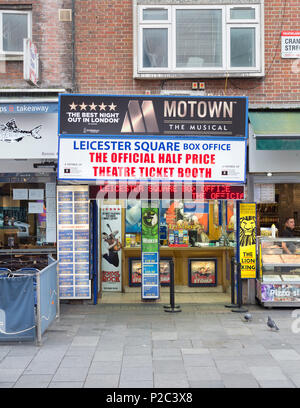 Leicester square box office, metà prezzo e discount theatre Ticket Booth, Londra, Inghilterra Foto Stock