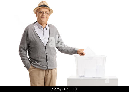 Uomo anziano fusione il suo voto in un urna isolati su sfondo bianco Foto Stock