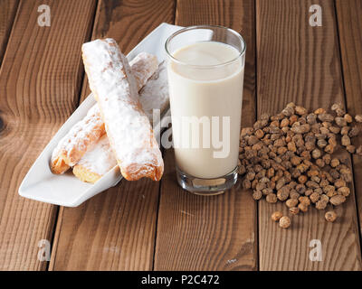 Horchata è una bevanda fatta con il succo di tigernuts e zucchero. Native da Valencia - Spagna, è una bevanda rinfrescante, spesso accompagnato con lunghi Foto Stock