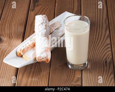 Horchata è una bevanda fatta con il succo di tigernuts e zucchero. Native da Valencia - Spagna, è una bevanda rinfrescante, spesso accompagnato con lunghi Foto Stock